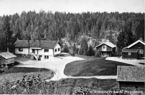 Sperrestua, Heftyes første hus på Sarabråten gjenngitt på gammelt postkort fra omkring 1880. Foto fra gammelt postkort