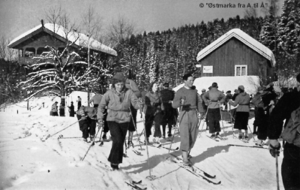 Kuskeboligen (til venstre) i 1937. Huset var bebodd fram til 1963, men brant dessverre ned i 1971. Foto: Alfred Janson/boka "Oslo-Marka"